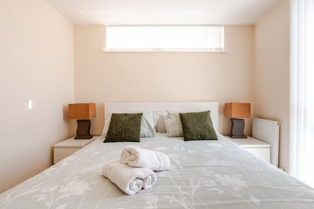 Comfortable 3-Storey House With Free Car Parking Manchester Exterior foto